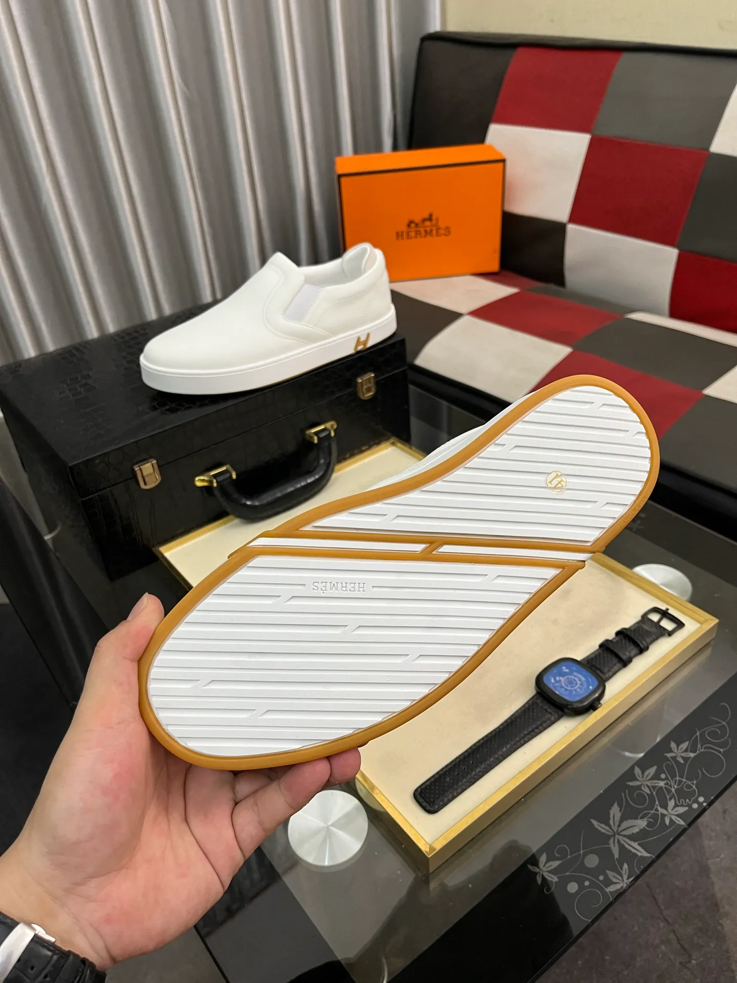 Men's Men's Shoes💰458⌚️⌚️HERMES/Hermès Hugo sneakers are casual men's shoes. These sneakers are made of imported first-layer cowhide leather and breathable mesh design. The contrasting color design creates a dynamic and modern shape. The front end of the toe is decorated with natural-color rubber inlays, making it novel and fashionable. The texture is incomparable, with cowhide lining and cowhide foot pads, the upper foot is comfortable and breathable, and the rubber sole is decorated with geometric patterns and iconic "H" details. A very personal one! Size: 38-44